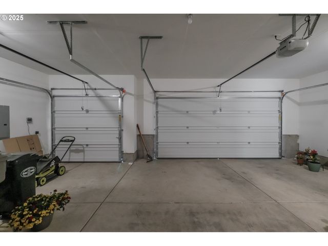 1447 GLADIOLA Dr, Junction City, OR 97448
