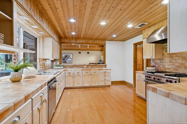 218 VILLAGE CIR, Hill Country Village, TX 78232