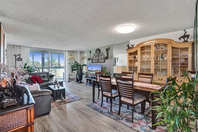 9461 Sunrise Lakes Boulevard 208, Sunrise, FL 33322