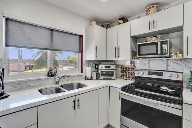 9461 Sunrise Lakes Boulevard 208, Sunrise, FL 33322