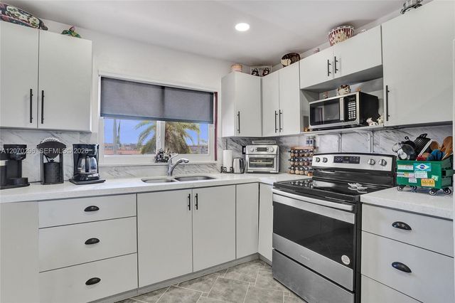 9461 Sunrise Lakes Boulevard 208, Sunrise, FL 33322