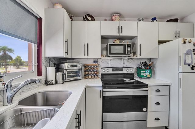 9461 Sunrise Lakes Boulevard 208, Sunrise, FL 33322