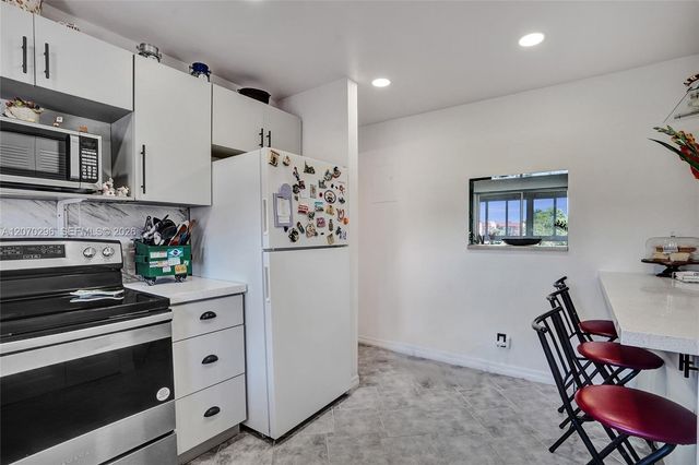 9461 Sunrise Lakes Boulevard 208, Sunrise, FL 33322