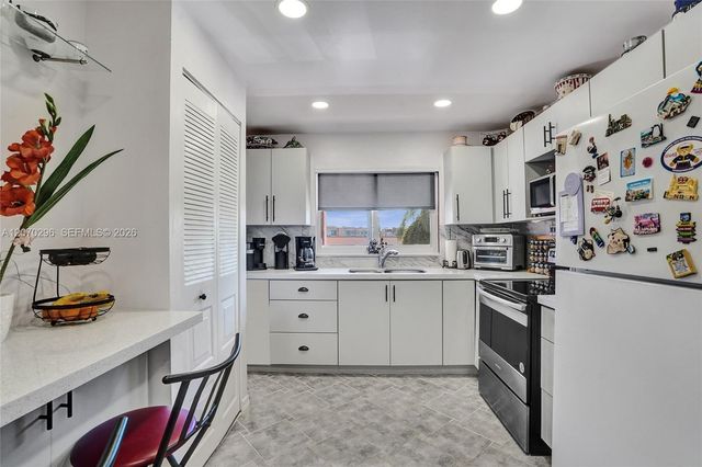 9461 Sunrise Lakes Boulevard 208, Sunrise, FL 33322