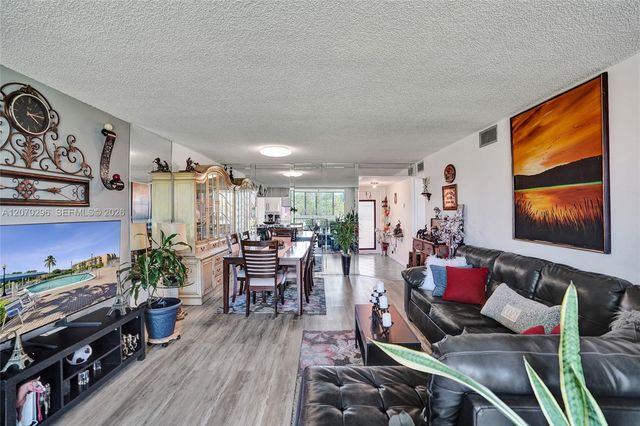 9461 Sunrise Lakes Boulevard 208, Sunrise, FL 33322