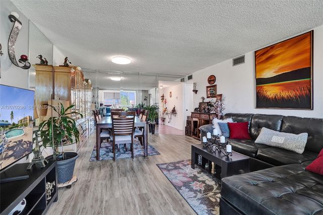 9461 Sunrise Lakes Boulevard 208, Sunrise, FL 33322