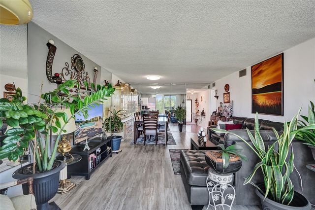 9461 Sunrise Lakes Boulevard 208, Sunrise, FL 33322