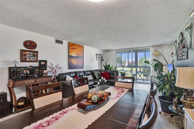 9461 Sunrise Lakes Boulevard 208, Sunrise, FL 33322