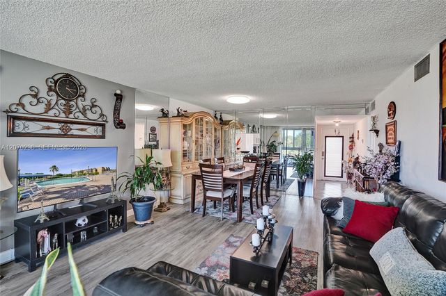 9461 Sunrise Lakes Boulevard 208, Sunrise, FL 33322