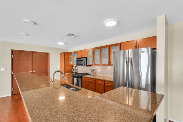 301 N Neil Street 608, Champaign, IL 61820