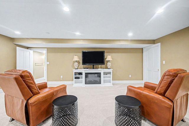 31 Tammer Ln, Hopkinton, MA 01748