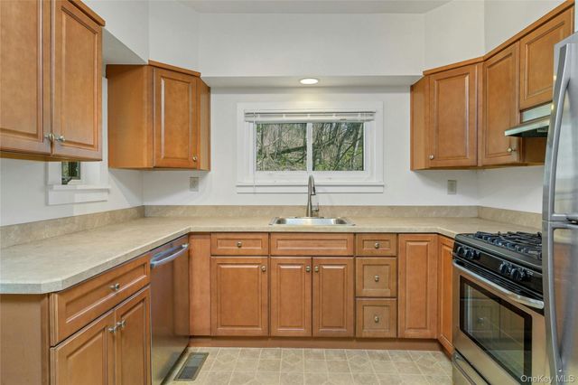 147 Stoneleigh Avenue, Carmel, NY 10512