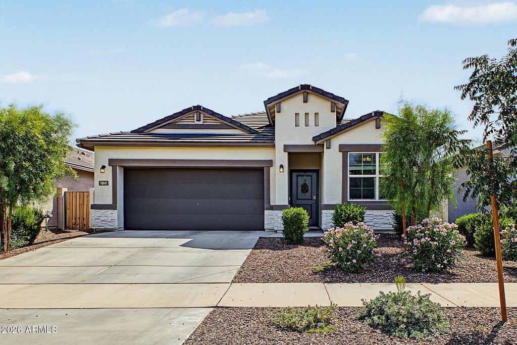 18641 W DESERT HOLLOW Drive, Wittmann, AZ 85361 — exterior