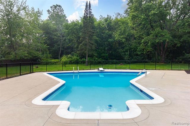 45471 Abington Circle, Macomb, MI 48042