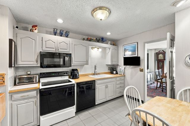 40 Village Rd 1611, Middleton, MA 01949