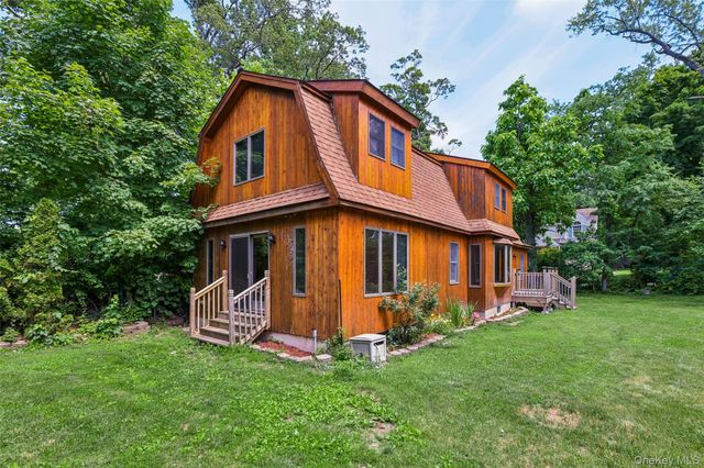 17 Hillside Road, Greenwood Lake, NY 10925