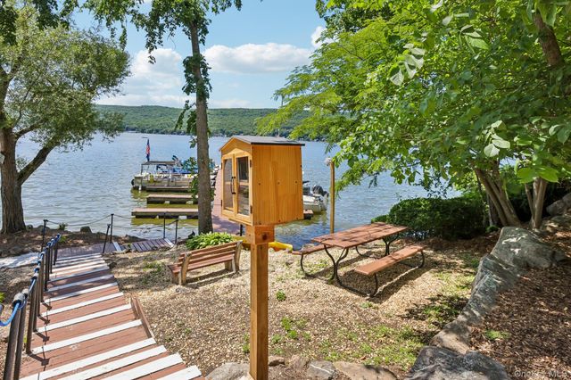 17 Hillside Road, Greenwood Lake, NY 10925