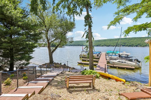 17 Hillside Road, Greenwood Lake, NY 10925