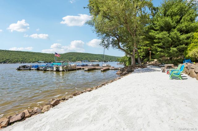 17 Hillside Road, Greenwood Lake, NY 10925