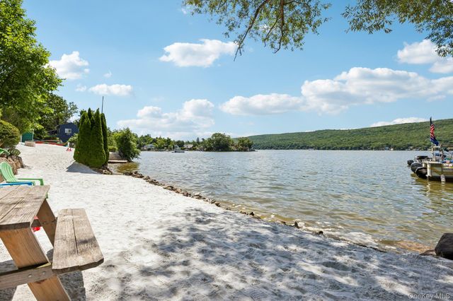 17 Hillside Road, Greenwood Lake, NY 10925