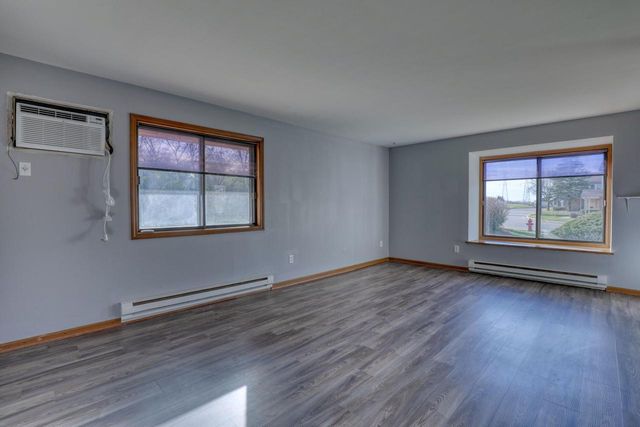 4526 S Greenridge CIRCLE, Greenfield, WI 53220