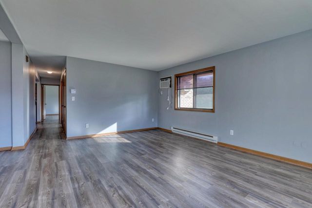 4526 S Greenridge CIRCLE, Greenfield, WI 53220