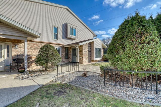 4526 S Greenridge CIRCLE, Greenfield, WI 53220