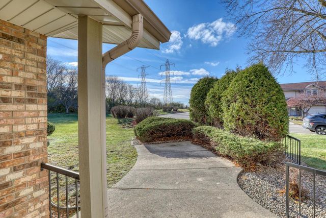 4526 S Greenridge CIRCLE, Greenfield, WI 53220