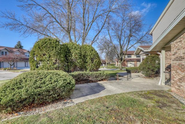 4526 S Greenridge CIRCLE, Greenfield, WI 53220