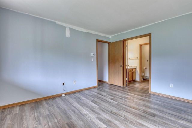 4526 S Greenridge CIRCLE, Greenfield, WI 53220