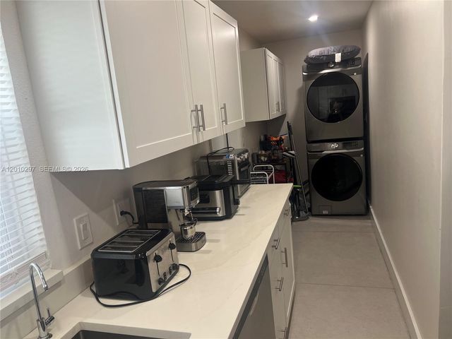 6742 SW 18th Ct, North Lauderdale, FL 33068