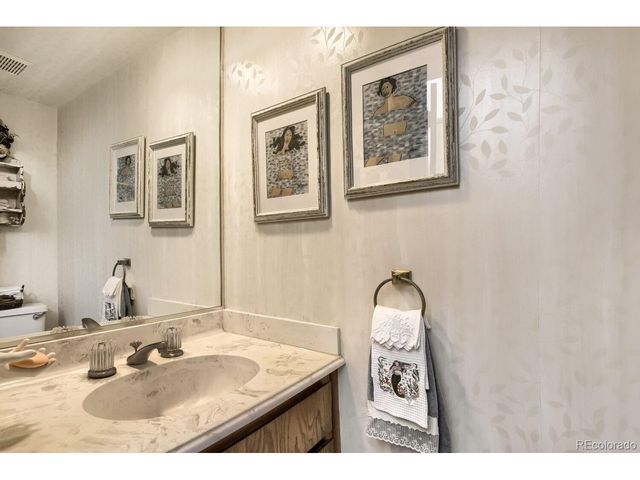 4255 S Olive St 8, Denver, CO 80237