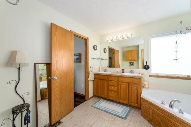 3318 N Lake Ridge St, Wichita, KS 67205