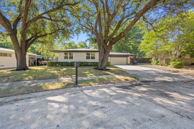 917 Blossom Circle, Garland, TX 75041
