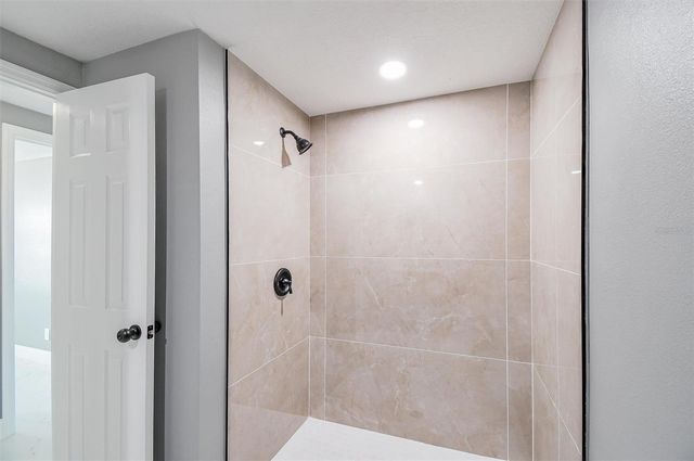 8801 THOUSAND OAKS COURT, Tampa, FL 33634