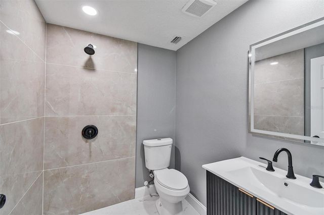 8801 THOUSAND OAKS COURT, Tampa, FL 33634