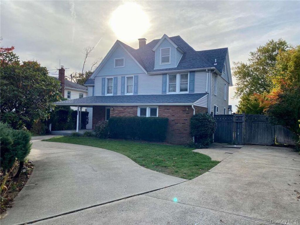 460 Bayview Avenue S 1st Fl, Freeport, NY 11520