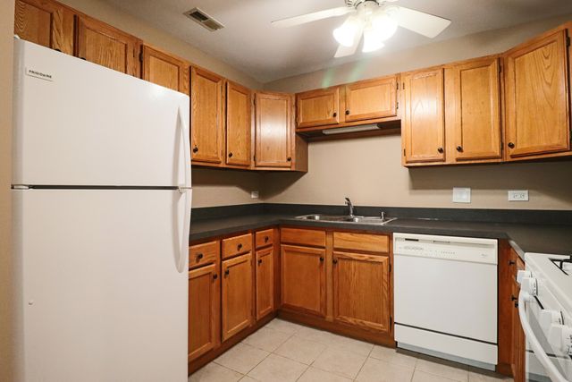 57 E Hattendorf Avenue 304, Roselle, IL 60172