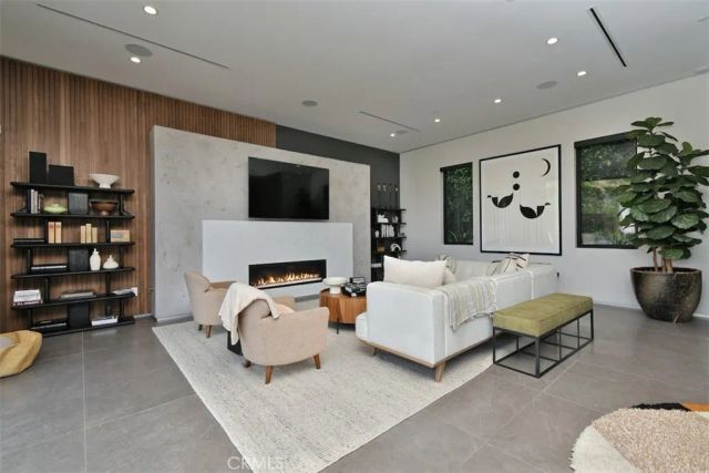 14753 Round Valley, Sherman Oaks, CA 91403