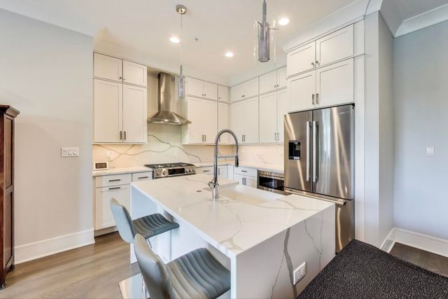 5748 N Hermitage Avenue 206, Chicago, IL 60660