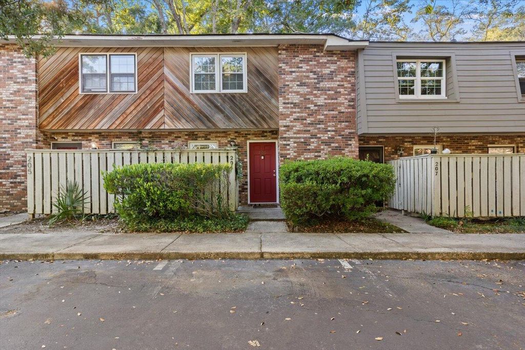 206 St Charles Court, Charleston, SC 29407