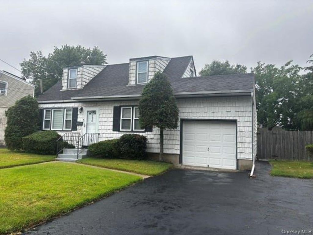 216 Bergen Court, Copiague, NY 11726