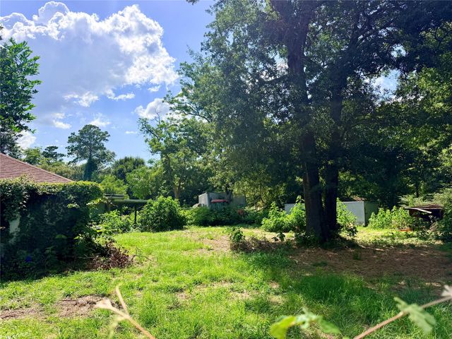 210 E Pecan Drive, Crockett, TX 75835