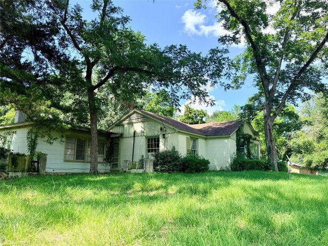 210 E Pecan Drive, Crockett, TX 75835