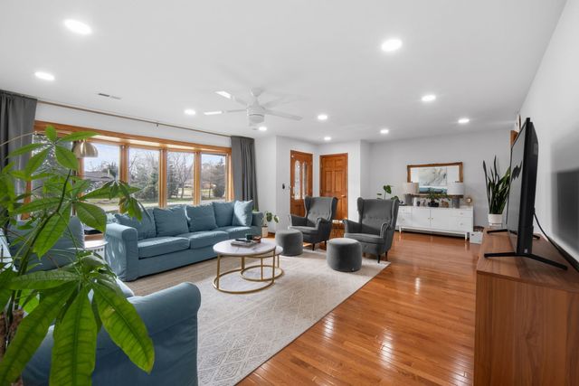 23 S Wildwood Drive, Prospect Heights, IL 60070