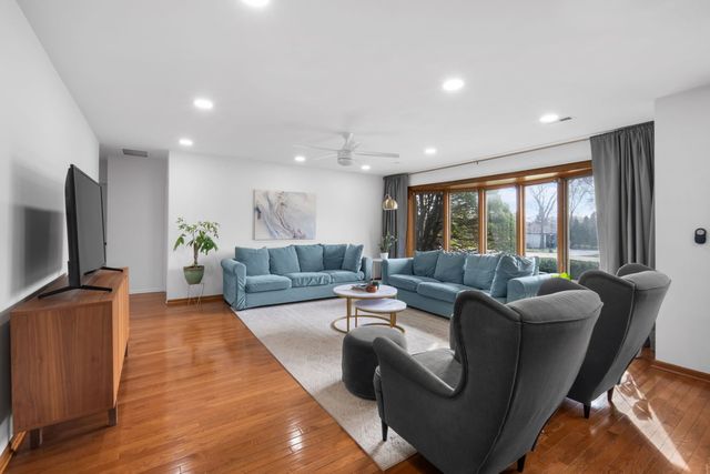 23 S Wildwood Drive, Prospect Heights, IL 60070