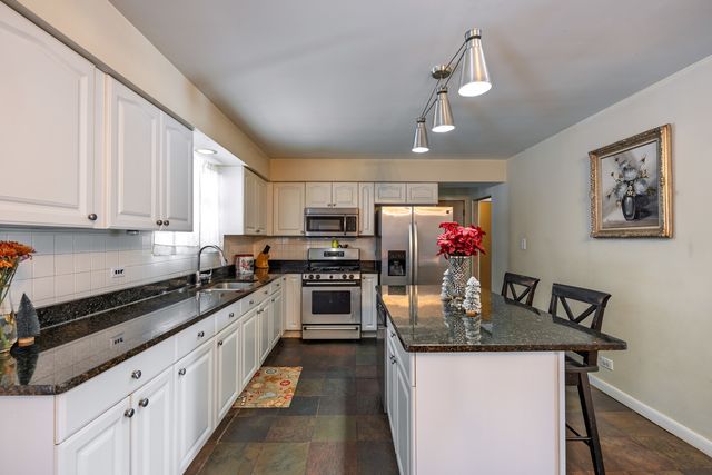 6325 Keokuk Road, Indian Head Park, IL 60525