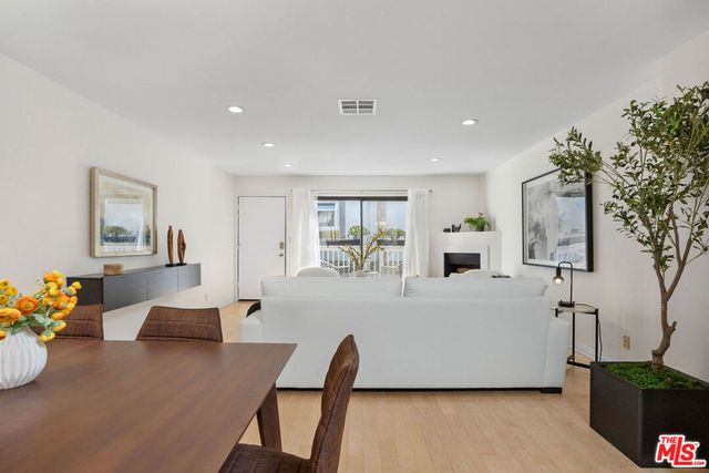 11650 Mayfield Avenue 3, Los Angeles, CA 90049