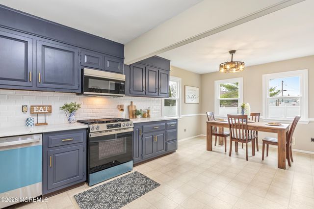 20 Surrey Drive, Hazlet, NJ 07730