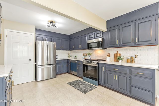 20 Surrey Drive, Hazlet, NJ 07730